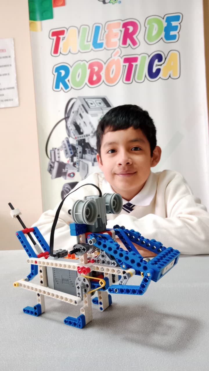 Ninos en taller de robotica educativa